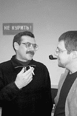 П.Басинский (слева) и Л.Пирогов в кулуарах Литературной газеты.